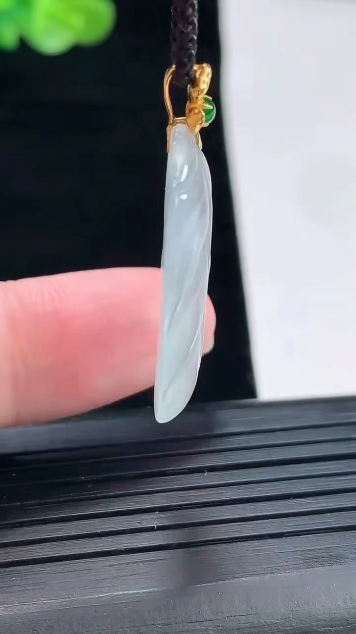 天然A货翡翠种飘花金枝玉叶 叶子吊坠，尺寸26-19-4.2重量:4.39g
4月28日