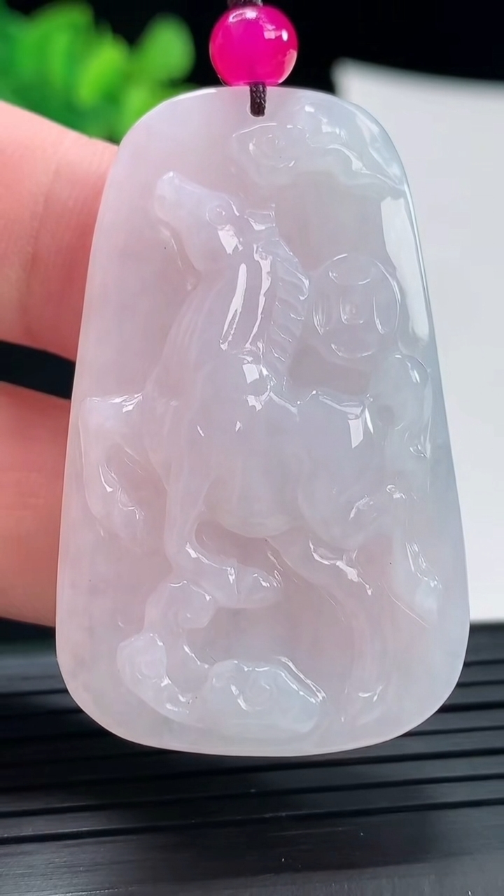 天然A货翡翠生肖马吊坠，尺寸50-30-5.8重量:14.35g
4月28日