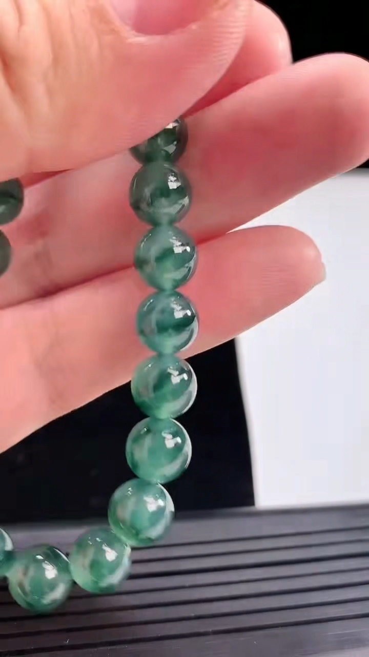 天然A货翡翠种飘花圆珠手串，尺寸8-24颗重量:20.49g4月28日
工厂直销收藏佳品,种好水足，色泽均匀，有种有色，上手高大气！