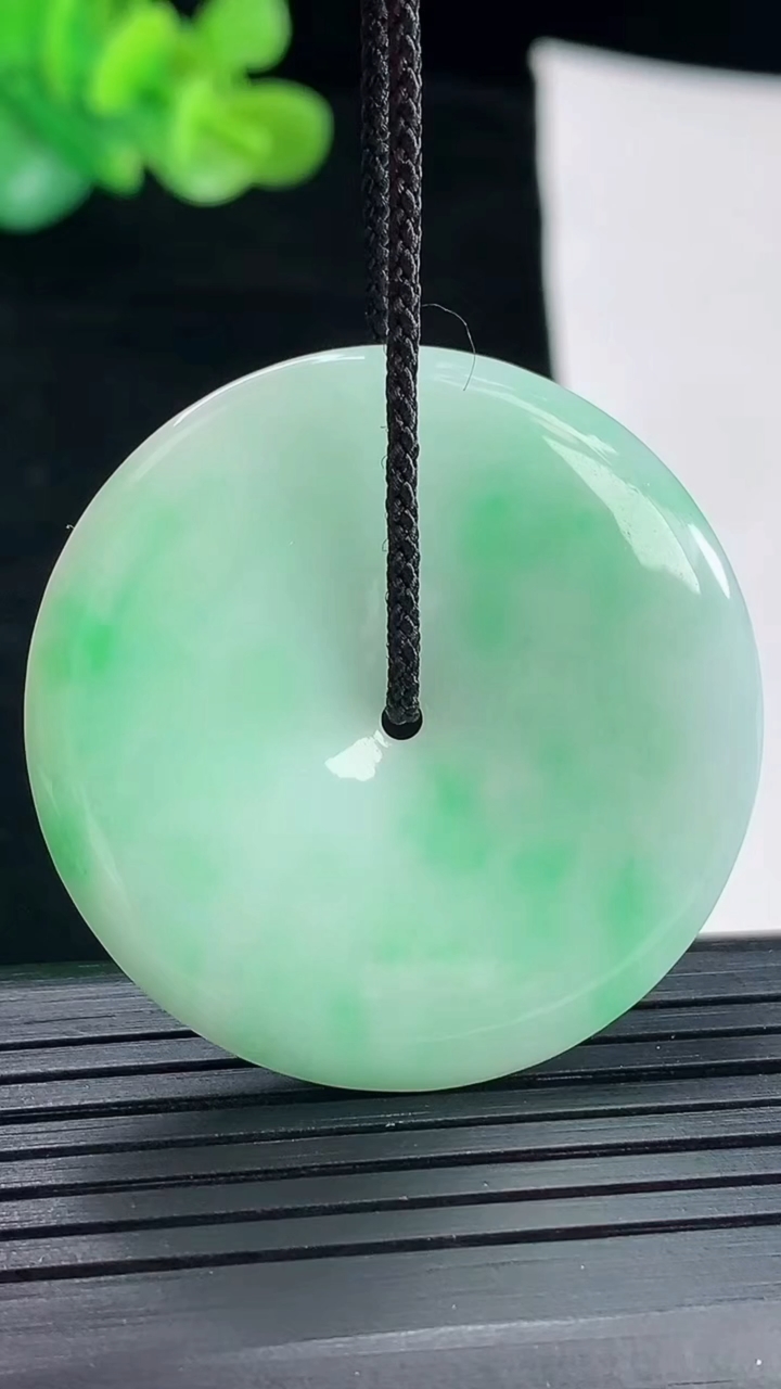 天然A货翡翠平安扣吊坠，尺寸38.5-5重量:15.47g
4月28日