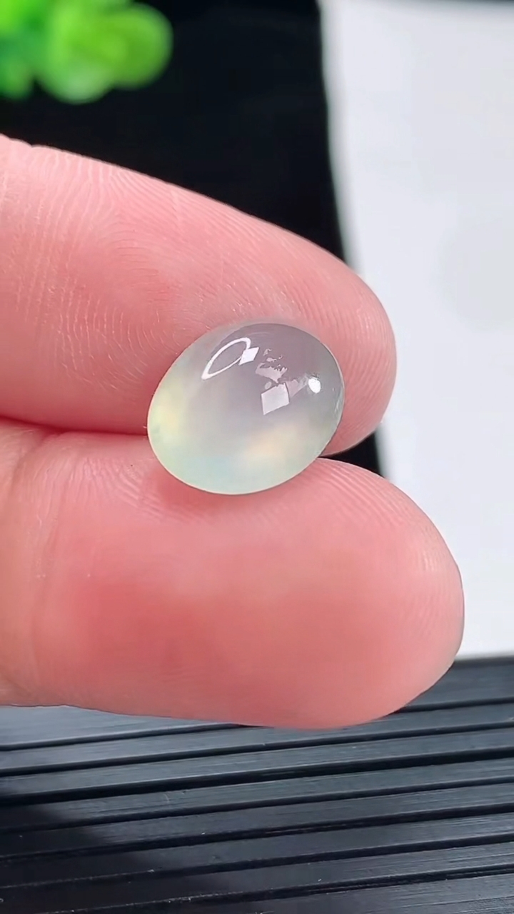 天然A货翡翠蛋面镶嵌件，尺寸13-10.6-6重量:1.21g
4月28日