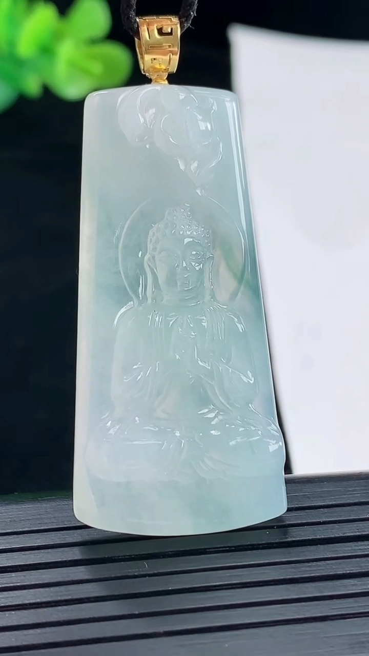 天然A货翡翠18k金飘花大日如来佛吊坠，尺寸47-22.5-6重量:14.08g
4月28日