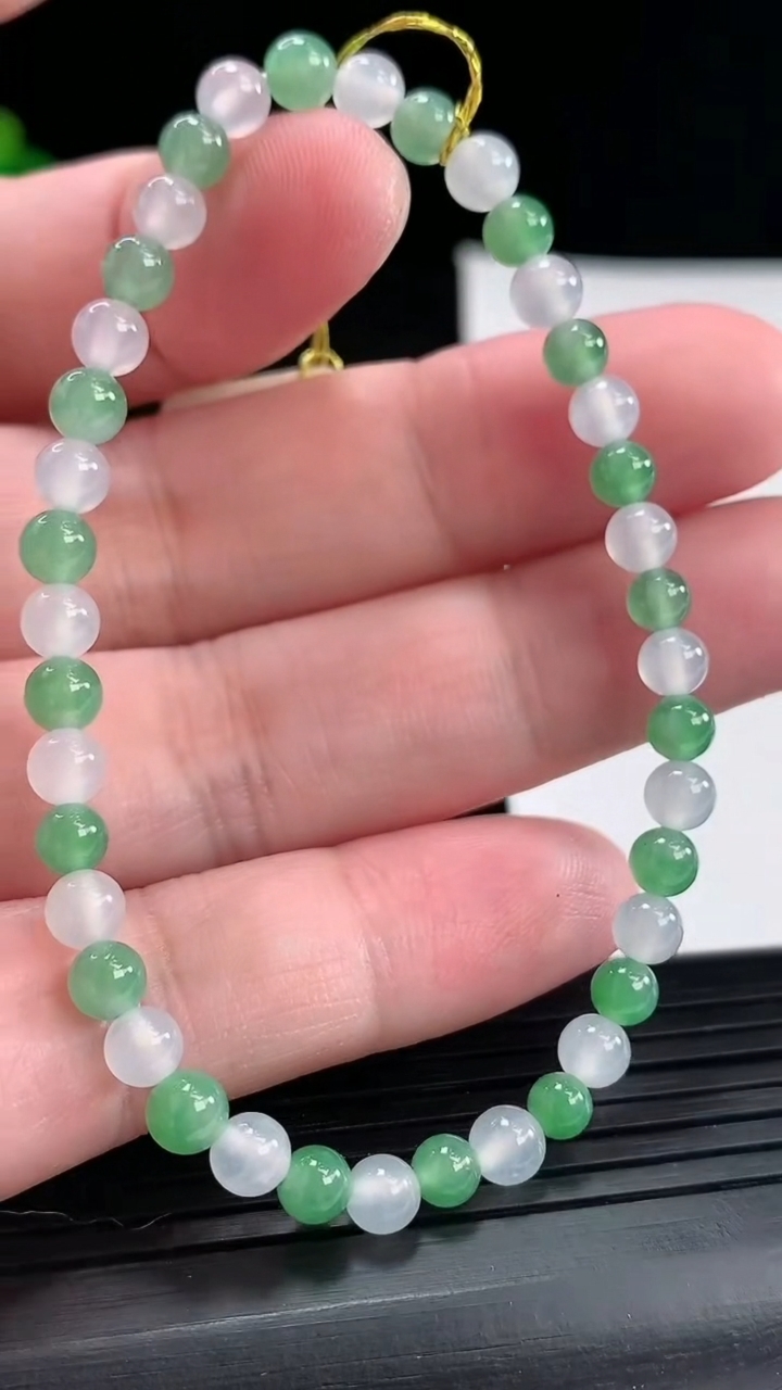 天然A货翡翠圆珠手串，尺寸5-40颗重量:7.02g4月28日
工厂直销收藏佳品,种好水足，色泽均匀，有种有色，上手高大气！
