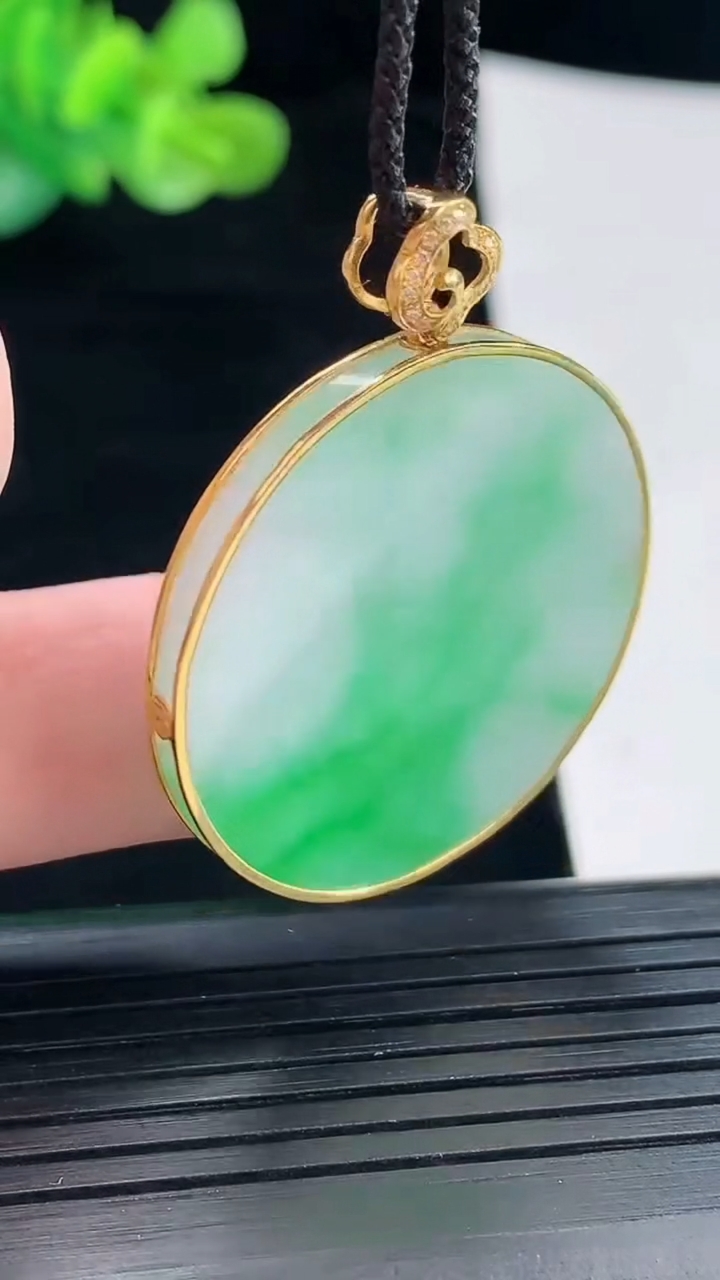 天然A货翡翠无事牌吊坠，尺寸39-32-3.3 裸石32重量:8.32g
4月28日