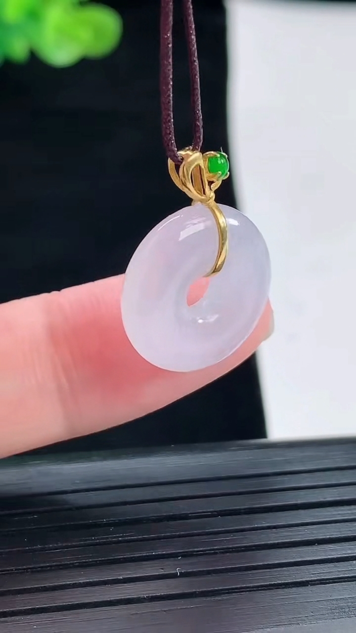 天然A货翡翠18k金紫罗兰平安环吊坠，尺寸16.6-4.6重量:2.80g
4月28日