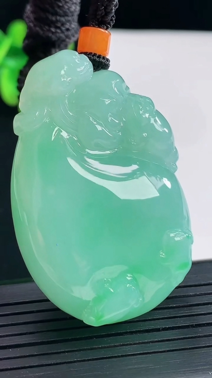 天然A货翡翠福袋吊坠，尺寸50-32.5-14重量:43.17g
4月28日