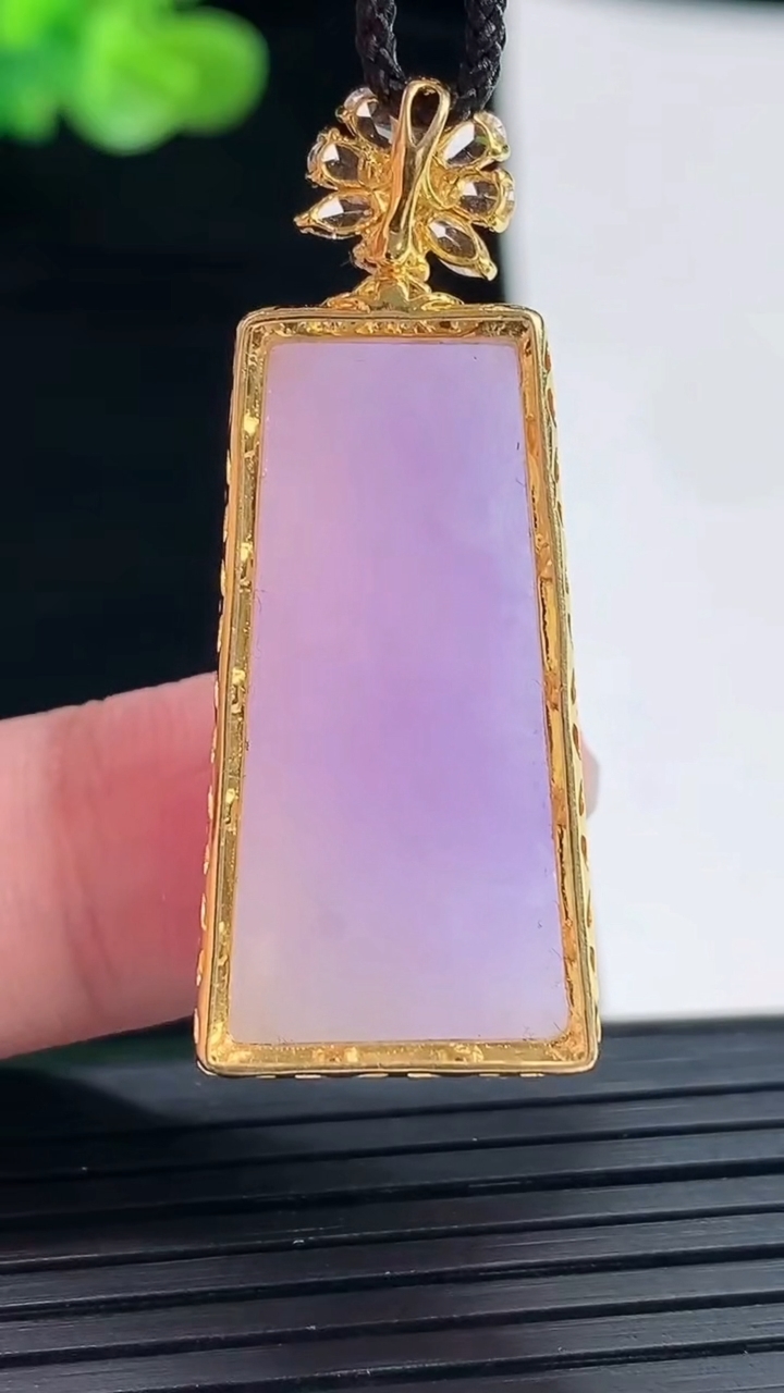 天然A货翡翠18k金紫罗兰无事牌吊坠，尺寸41-16.5-9.5，裸石29-15重量:7.88g
4月28日