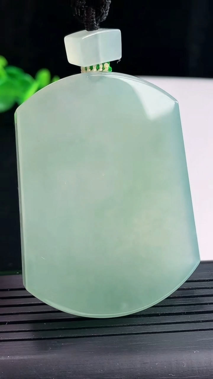 天然A货翡翠无事牌吊坠，尺寸56.6-43-6.8重量:54.44g
4月28日