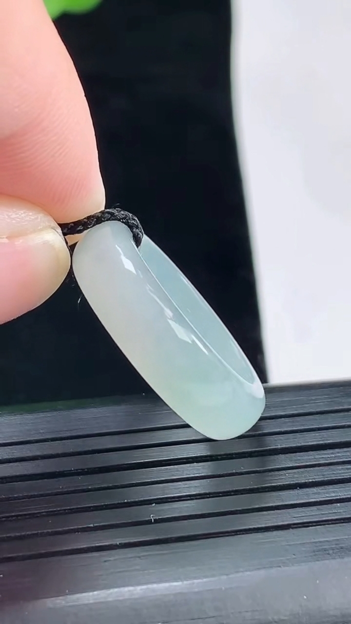 天然A货翡翠玉指环 戒指，尺寸18.6-6.2-3.2重量:4.00g2026年4月28日
工厂直销收藏佳品,种好水足，色泽均匀，有种有色，上手高大气！