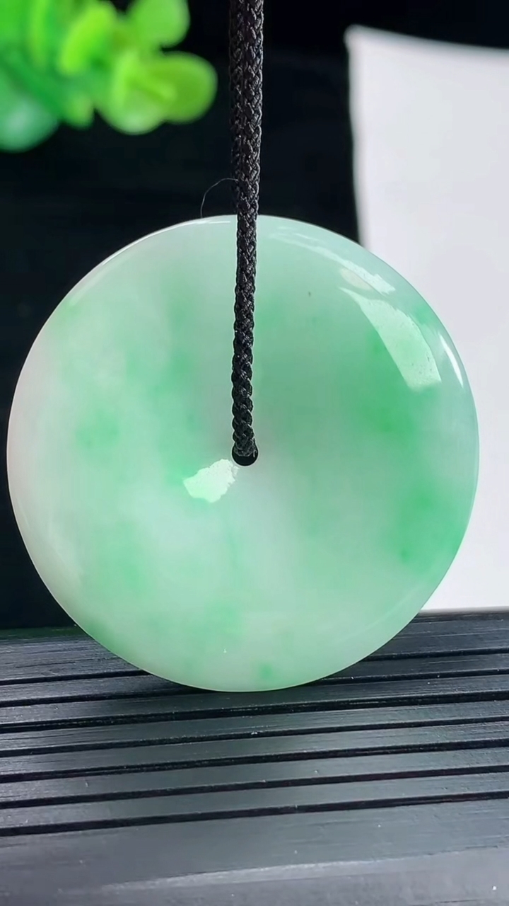 天然A货翡翠平安扣吊坠，尺寸38.5-5重量:15.47g
4月28日