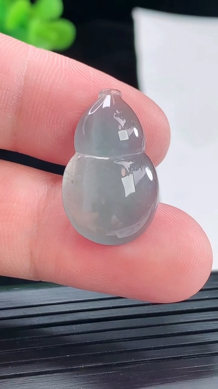 天然A货翡翠冰种蓝天葫芦镶嵌件，尺寸24.5-15-4.5重量:2.77g
4月28日