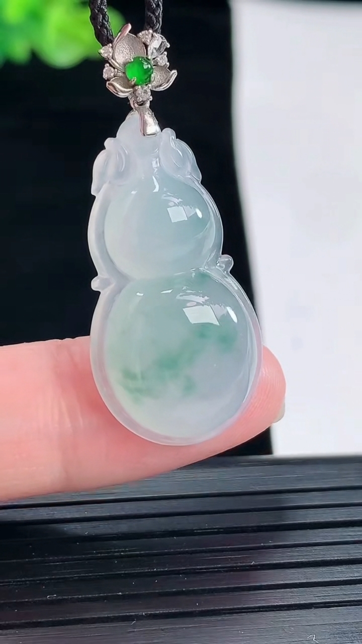 天然A货翡翠种飘花葫芦吊坠，尺寸29-17-6.2重量:5.02g
4月28日