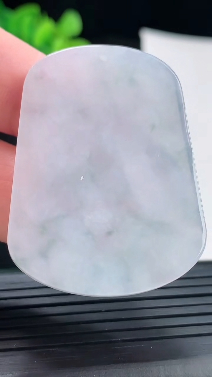 天然A货翡翠飘花猴马牌吊坠，尺寸45.5-34-6.6重量:20.72g
4月28日