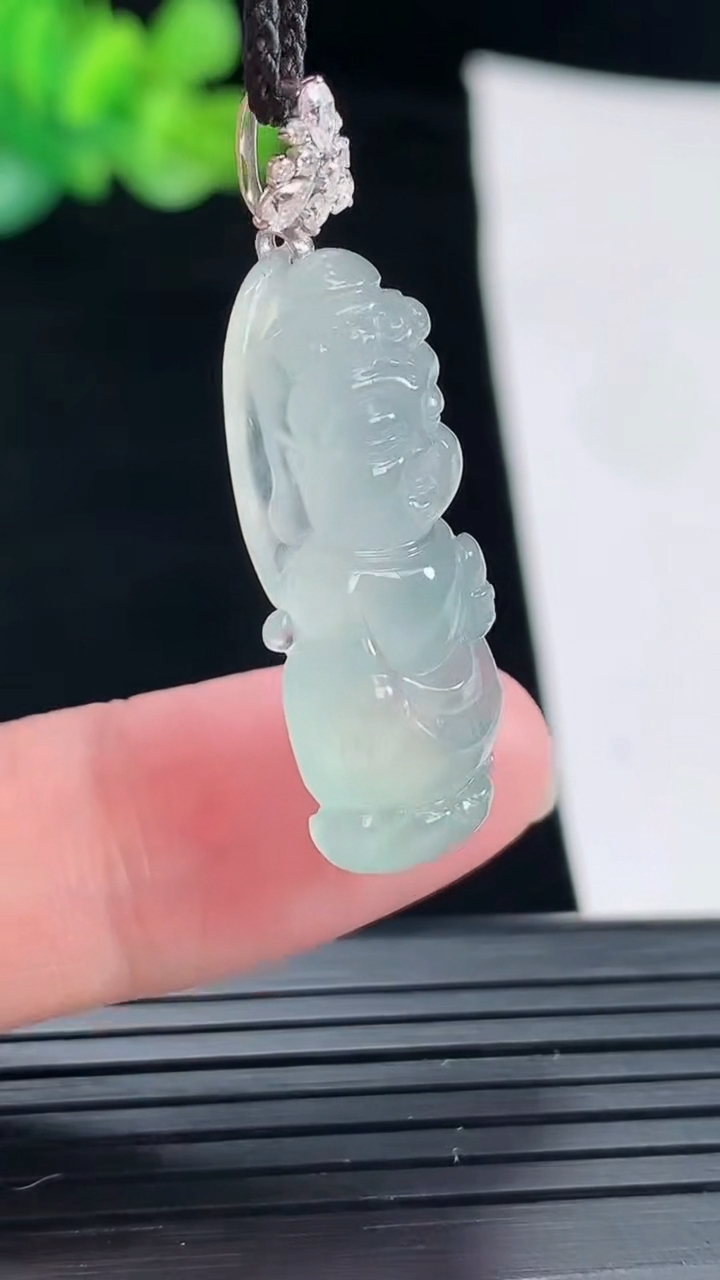 天然A货翡翠种飘花宝宝佛吊坠，尺寸29-12-8重量:5.19g
4月28日