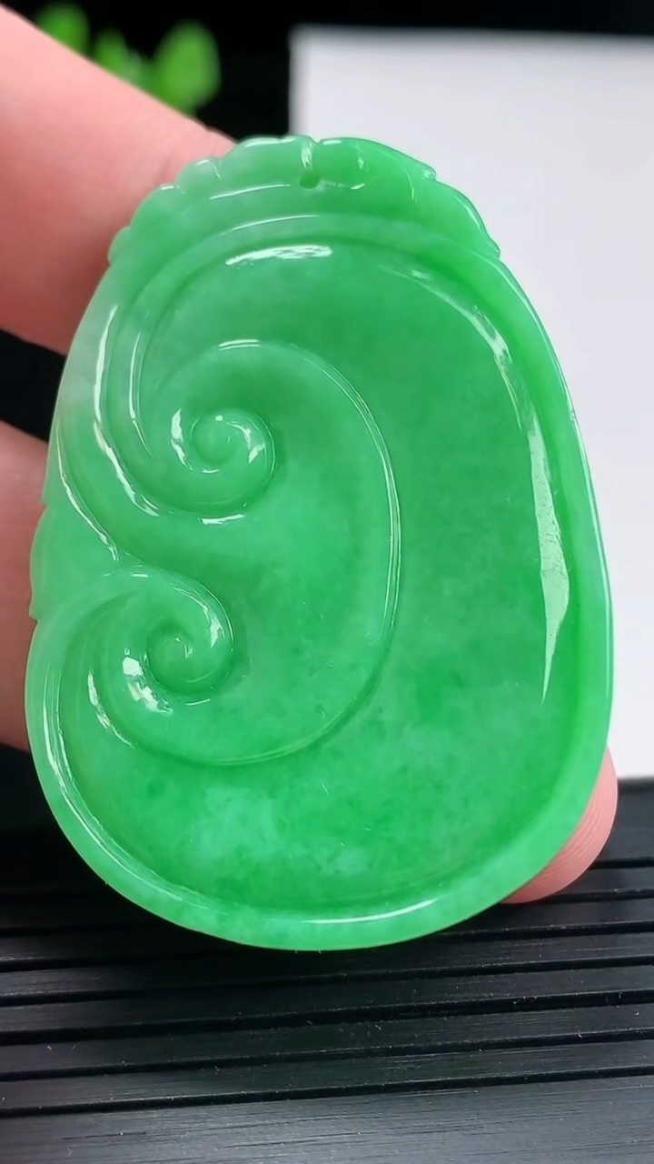 天然A货翡翠如意吊坠，尺寸48.5-34-5.8重量:21.09g
4月28日