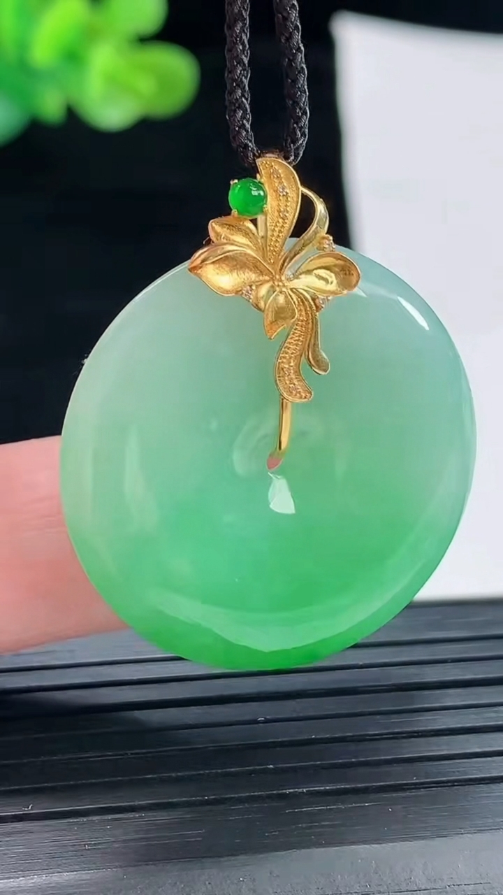 天然A货翡翠平安扣吊坠，尺寸30.5-5.6重量:11.54g
4月28日