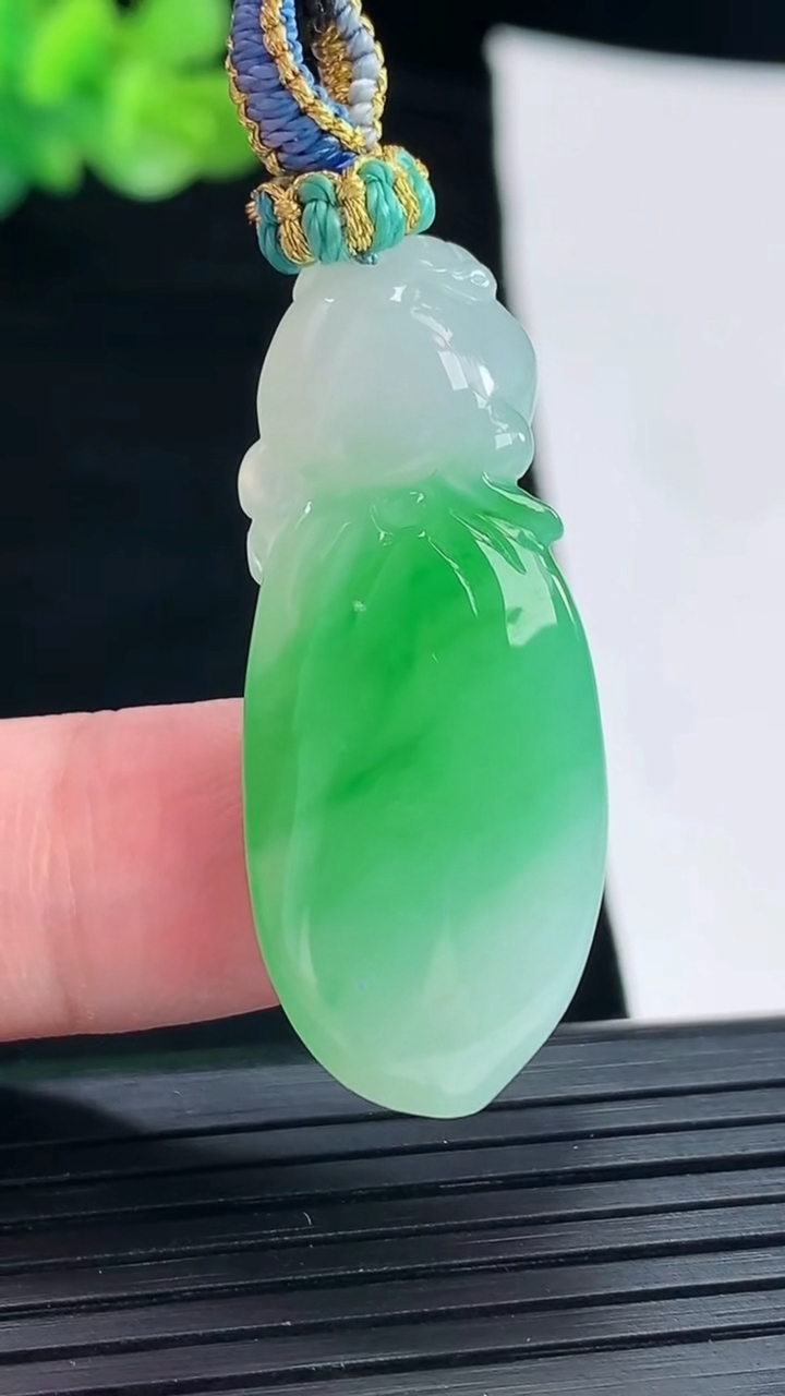 天然A货翡翠寿桃吊坠，尺寸37-16-8重量:9.07g
4月28日