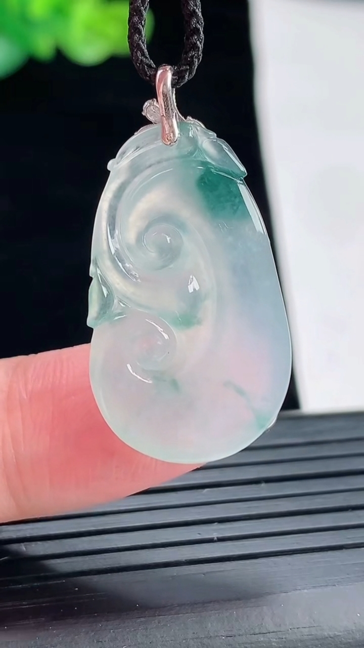 天然A货翡翠种飘花如意吊坠，尺寸26-17.2-5重量:4.48g
4月28日