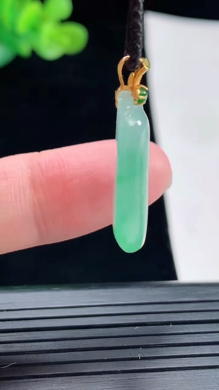 天然A货翡翠福瓜吊坠，尺寸24.5-15-5重量:3.78g
4月28日