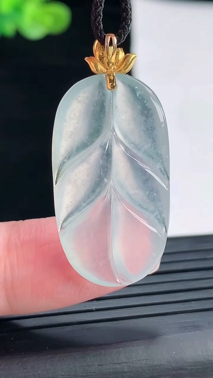 天然A货翡翠种白冰金枝玉叶 叶子吊坠，尺寸30-17.5-5.2重量:5.10g
4月28日