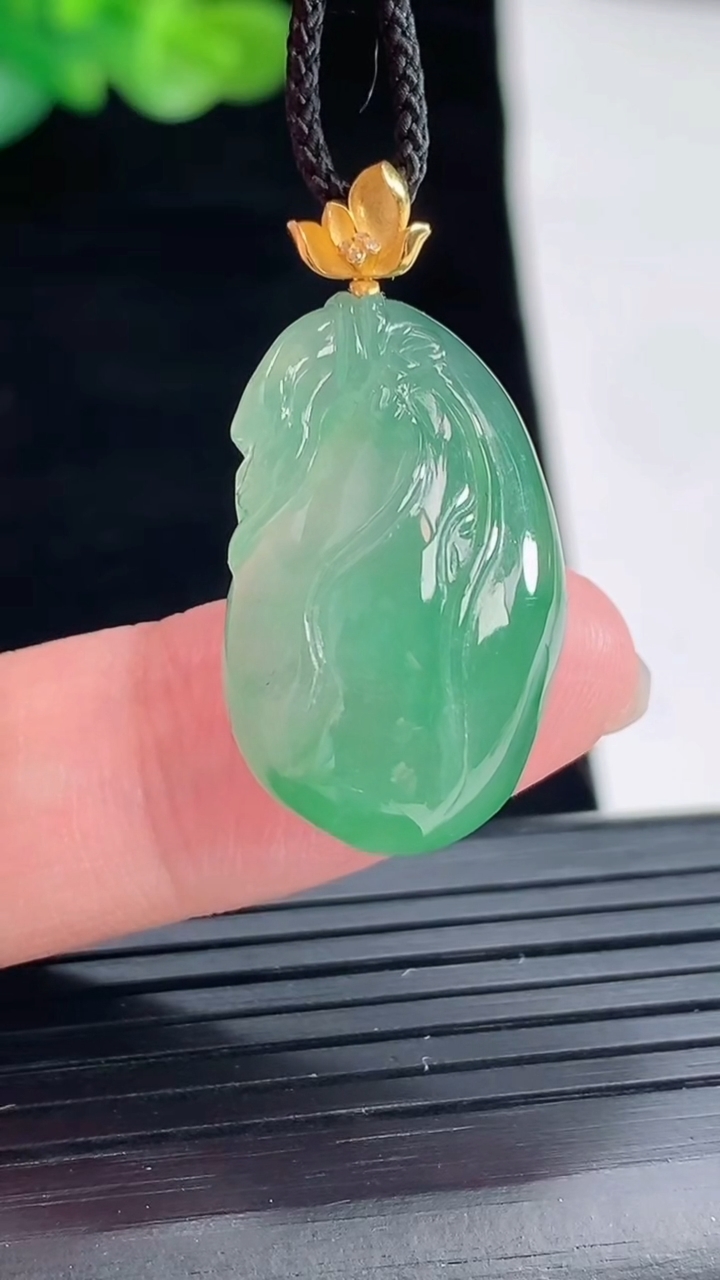 天然A货翡翠福袋吊坠，尺寸25-16-8.6重量:5.89g
4月28日