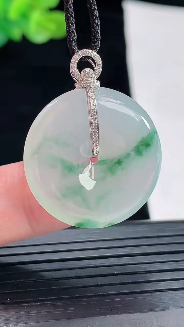 天然A货翡翠种飘花平安扣吊坠，尺寸25.6-4.8重量:6.73g
4月28日