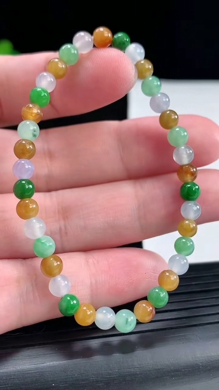 天然A货翡翠四彩圆珠手串，尺寸5-36颗重量:7.42g4月28日
工厂直销收藏佳品,种好水足，色泽均匀，有种有色，上手高大气！