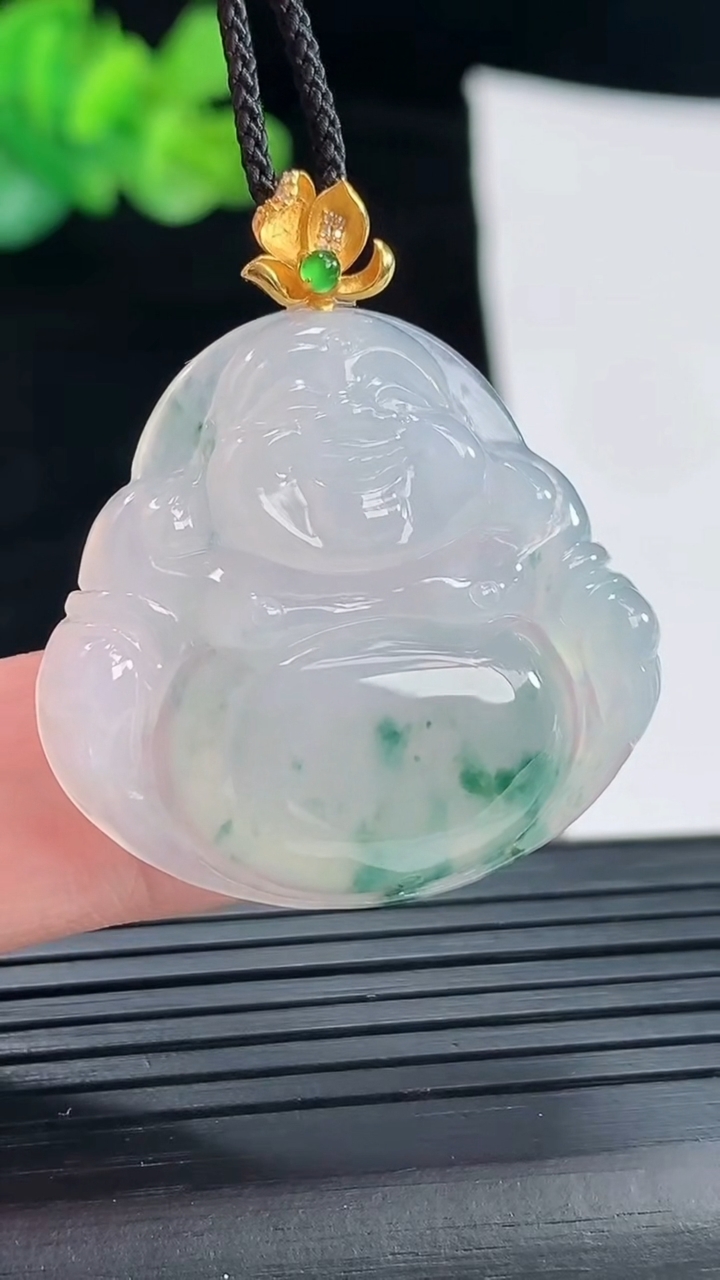 天然A货翡翠种飘花佛公吊坠，尺寸30-32.6-5.8重量:9.24g
4月28日