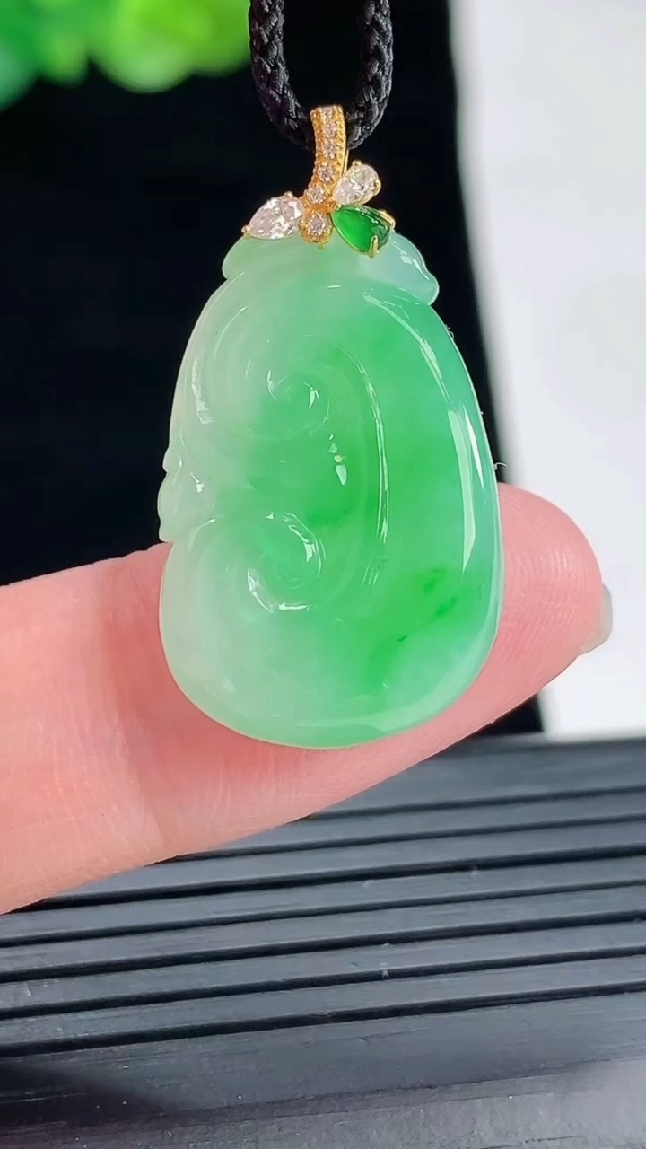 天然A货翡翠如意吊坠，尺寸24-15.6-4.5重量:3.90g
4月28日