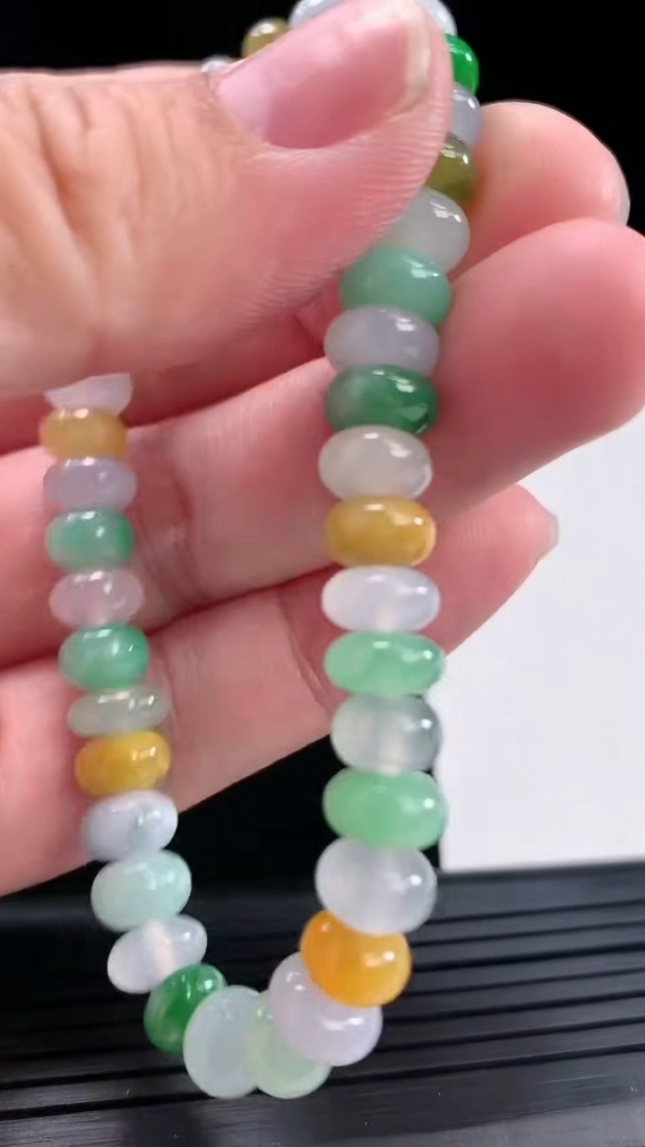 天然A货翡翠三彩算盘珠手串，尺寸8-4.5重量:20.86g4月28日
工厂直销收藏佳品,种好水足，色泽均匀，有种有色，上手高大气！