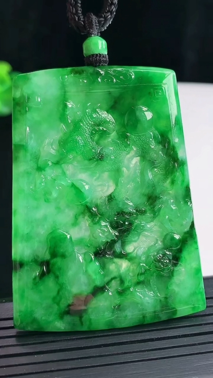 天然A货翡翠龙牌吊坠，尺寸63-46.2-4.5重量:38.70g
4月28日