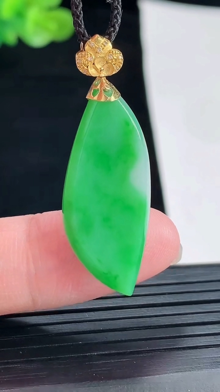 天然A货翡翠随形吊坠，尺寸31-13-5.5重量:4.15g
4月28日
