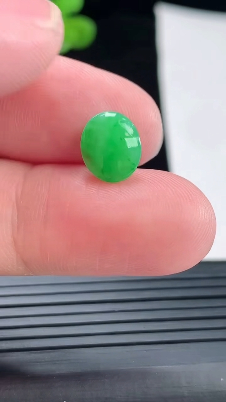 天然A货翡翠蛋面镶嵌件，尺寸10.5-8.5-4.5重量:0.59g
4月28日