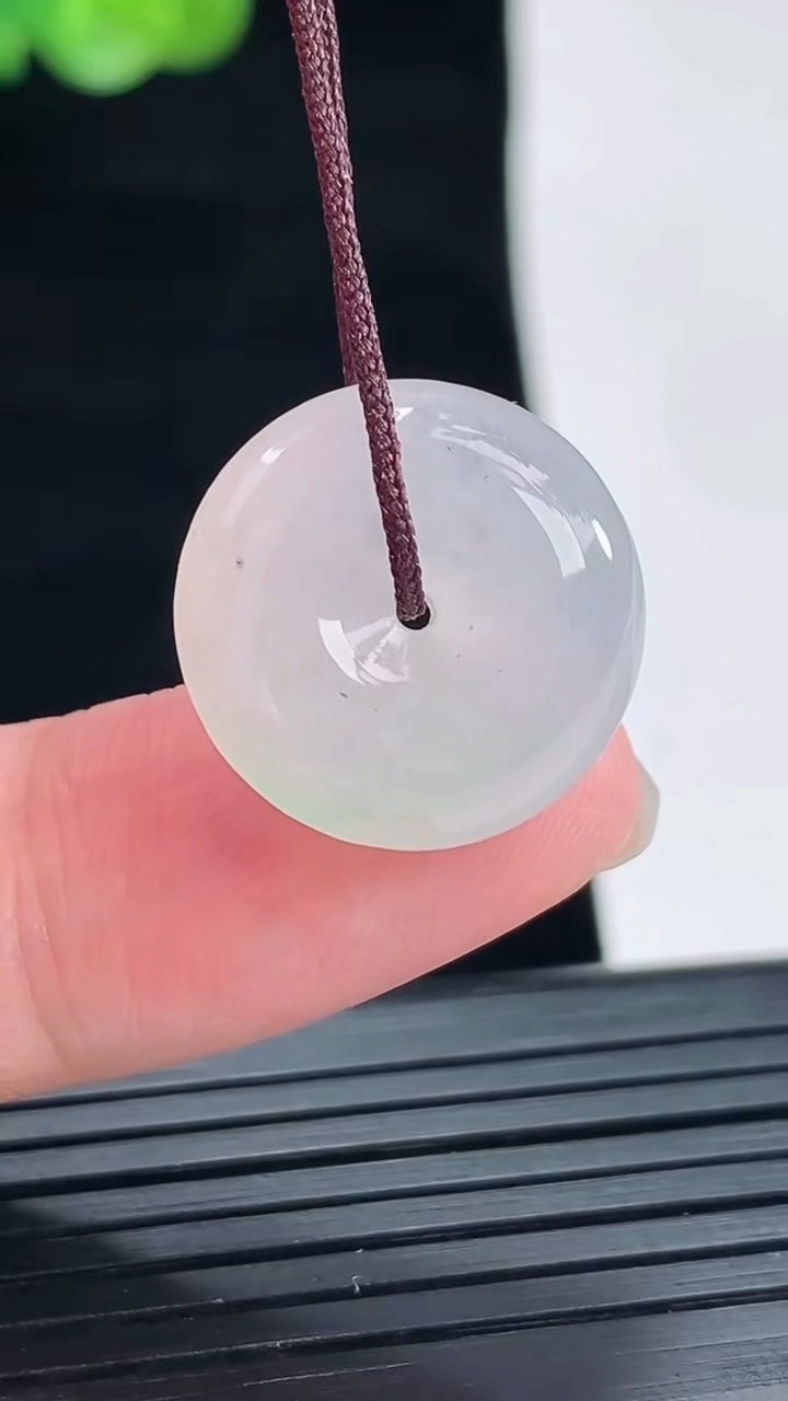 天然A货翡翠春带彩 紫罗兰平安扣吊坠，尺寸17.5-5.8重量:3.43g
4月28日