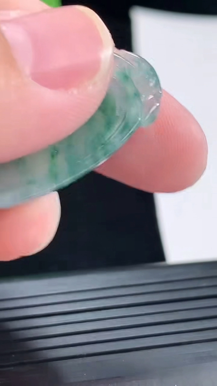 天然A货翡翠飘花如意吊坠，尺寸35-22-5.5重量:7.62g
4月28日