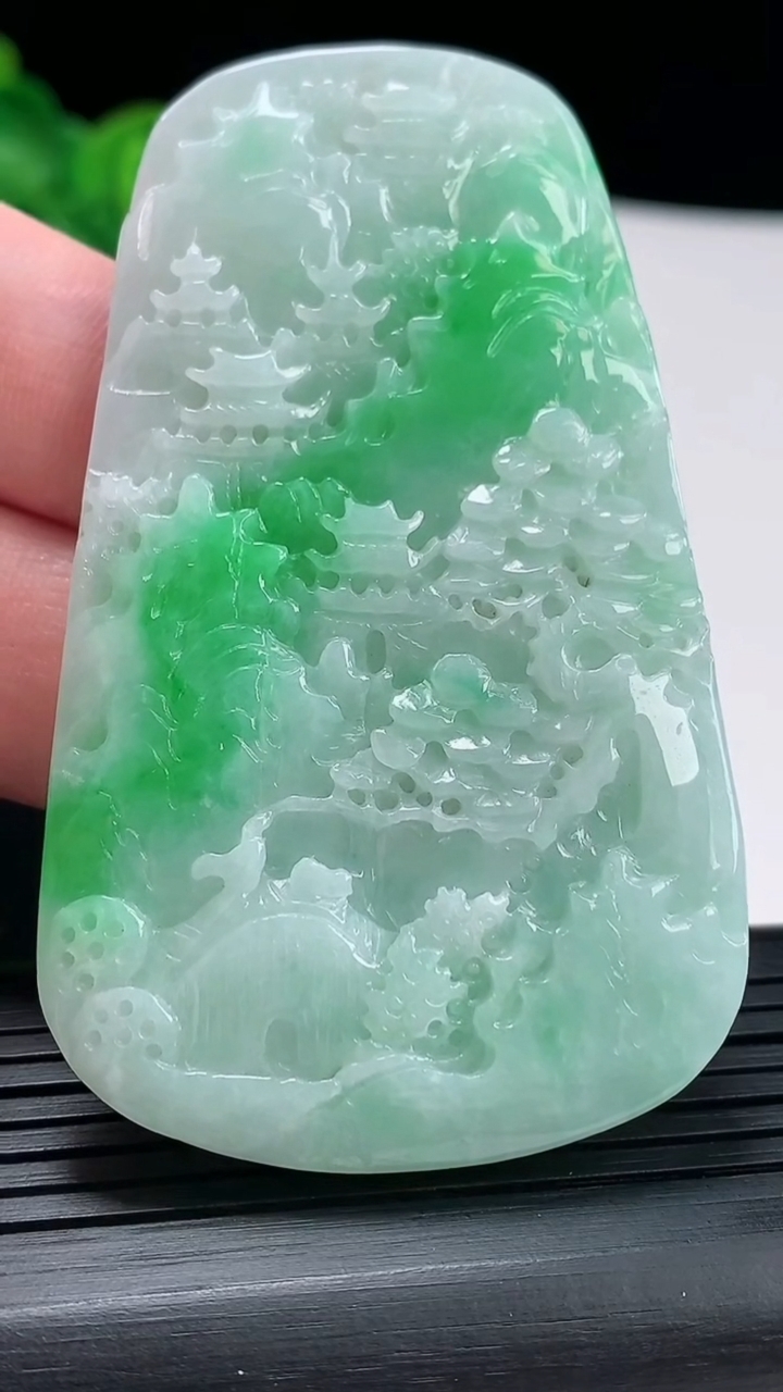 天然A货翡翠山水牌吊坠，尺寸70.5-42-5.2重量:36.08g
4月28日