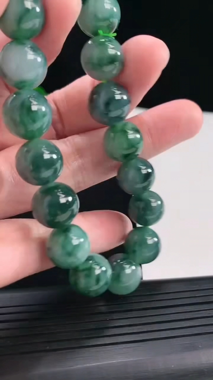天然A货翡翠种飘花圆珠手串，尺寸12.5-17颗重量:54.24g4月28日
工厂直销收藏佳品,种好水足，色泽均匀，有种有色，上手高大气！