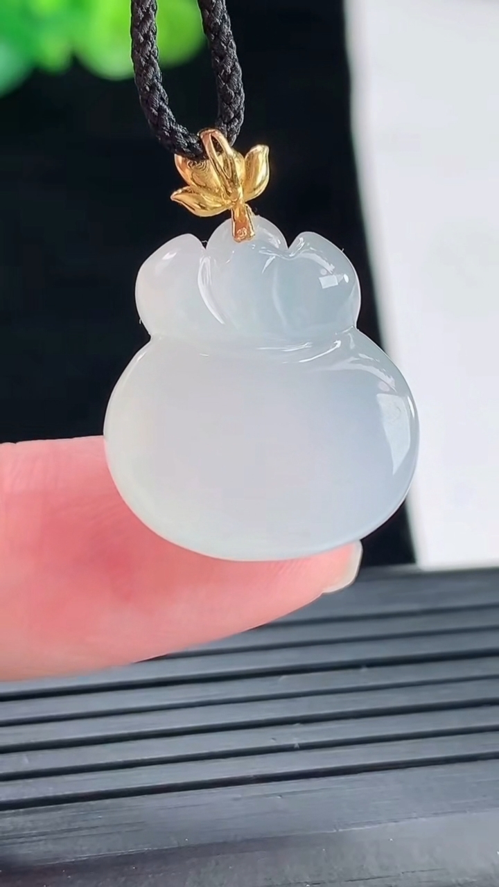 天然A货翡翠种白冰福袋吊坠，尺寸20-18-9重量:6.01g
4月28日