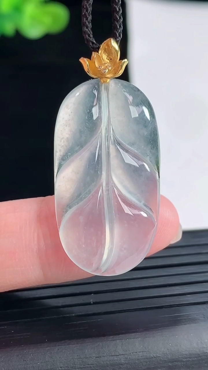 天然A货翡翠种白冰金枝玉叶 叶子吊坠，尺寸30-17.5-5.2重量:5.10g
4月28日
