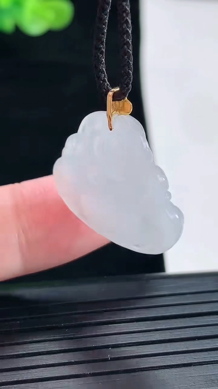 天然A货翡翠种白冰佛公吊坠，尺寸19.5-26-4.8重量:3.89g
4月28日