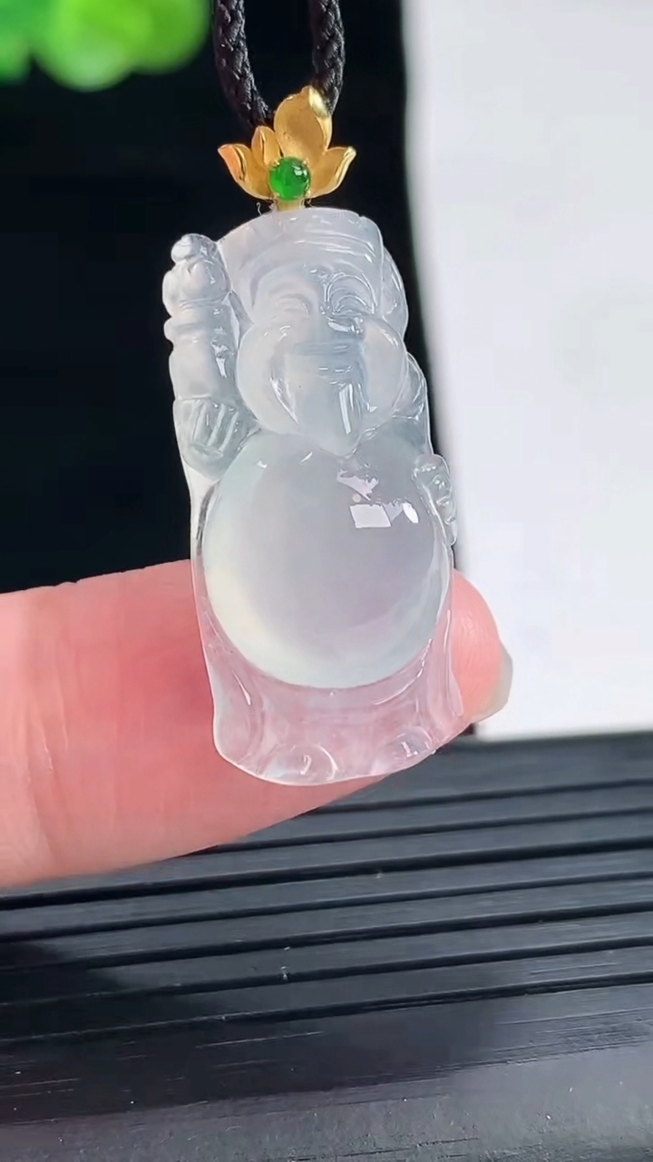 天然A货翡翠种白冰财神爷吊坠，尺寸27.5-13-7.3重量:4.44g
4月28日