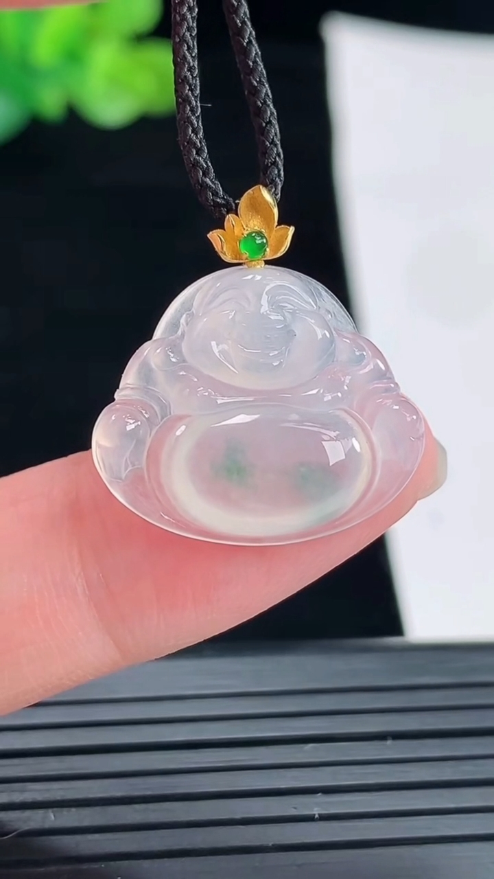 天然A货翡翠种飘花佛公吊坠，尺寸17.5-21-3.8重量:2.30g
4月28日