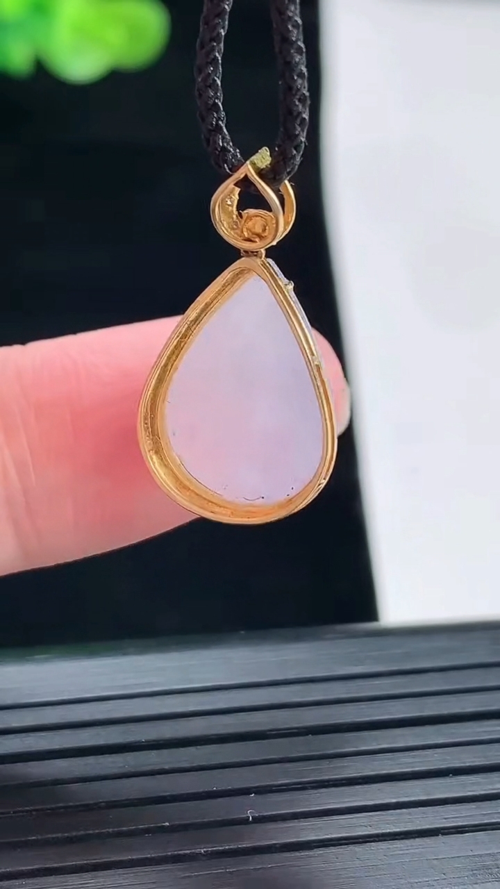 天然A货翡翠18k金紫罗兰水滴吊坠，尺寸23-13-7.5 裸石15.6-11.5重量:2.05g
4月28日