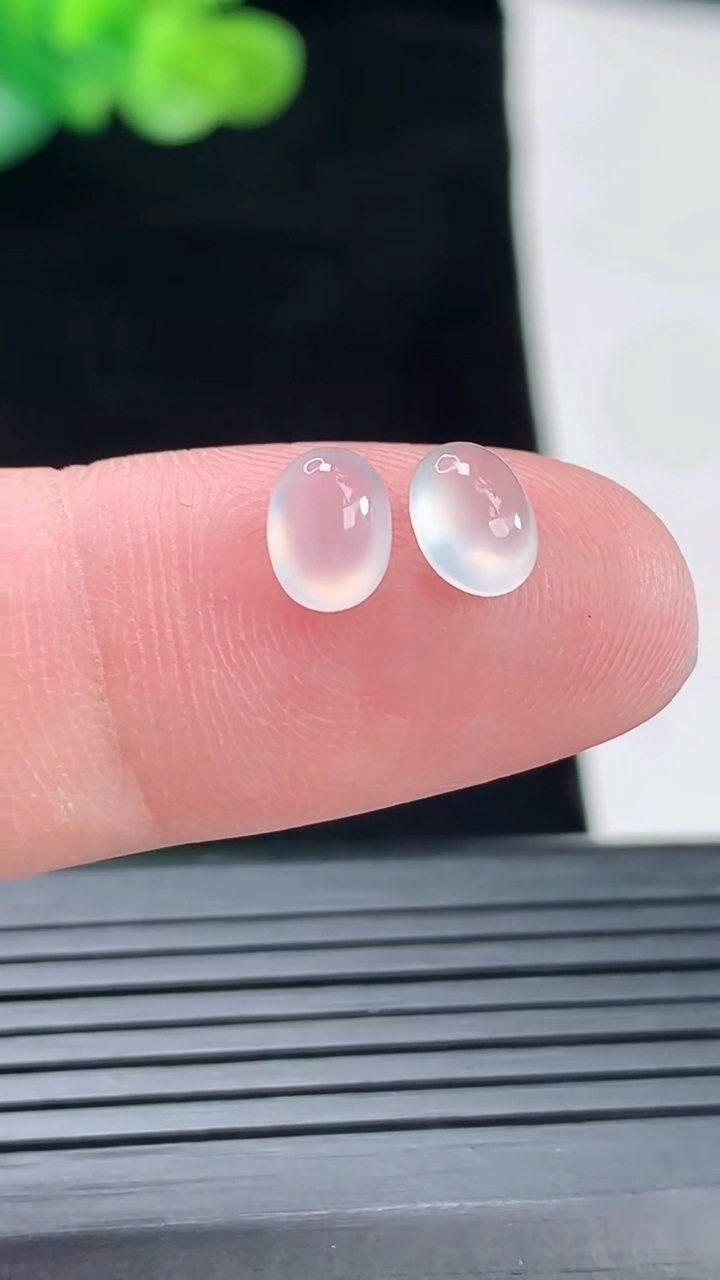 天然A货翡翠蛋面镶嵌件一对，尺寸7-5.2-3重量:0.34g
4月28日