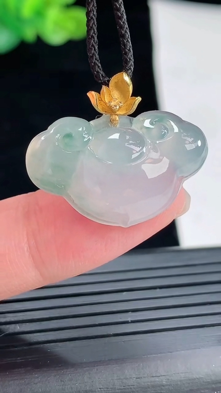 天然A货翡翠种飘花如意头吊坠，尺寸16-26.8-6重量:4.26g
4月28日