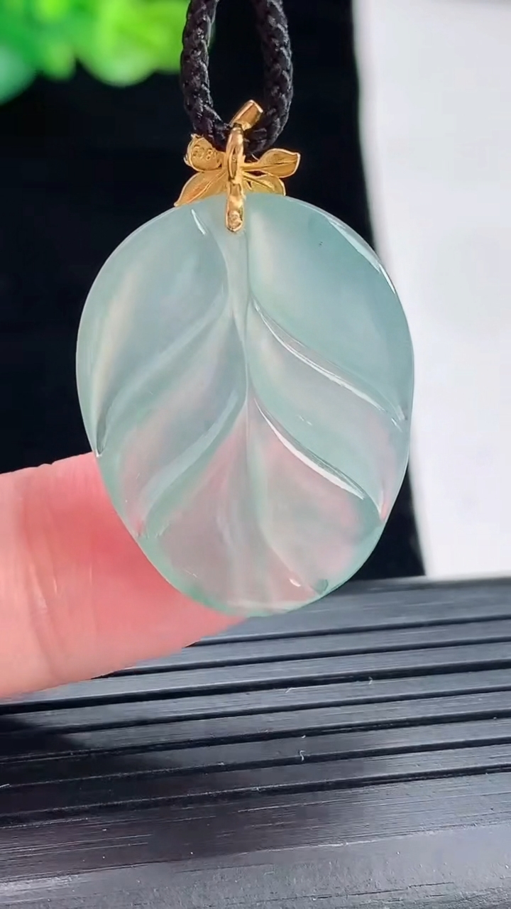 天然A货翡翠种飘花金枝玉叶 叶子吊坠，尺寸25-21-4.5重量:4.14g
4月28日
