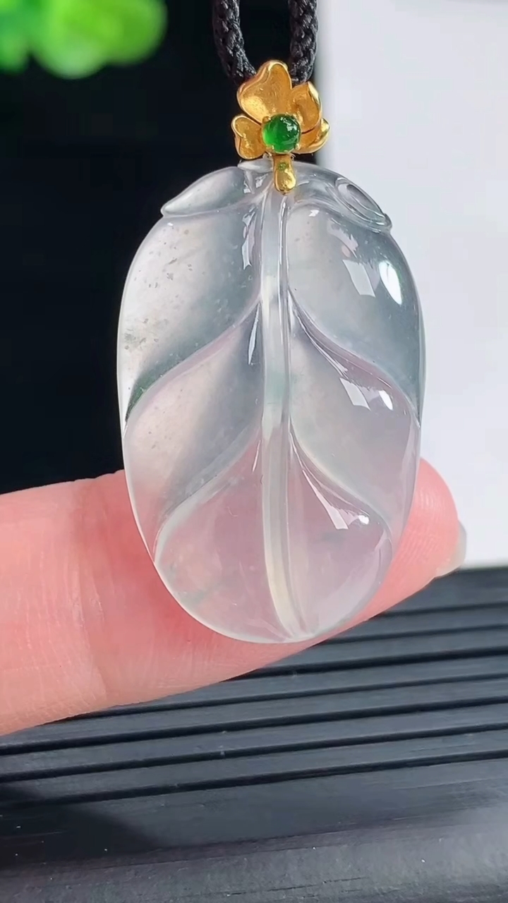 天然A货翡翠种飘花金枝玉叶 叶子吊坠，尺寸26-19-4.2重量:4.39g
4月28日