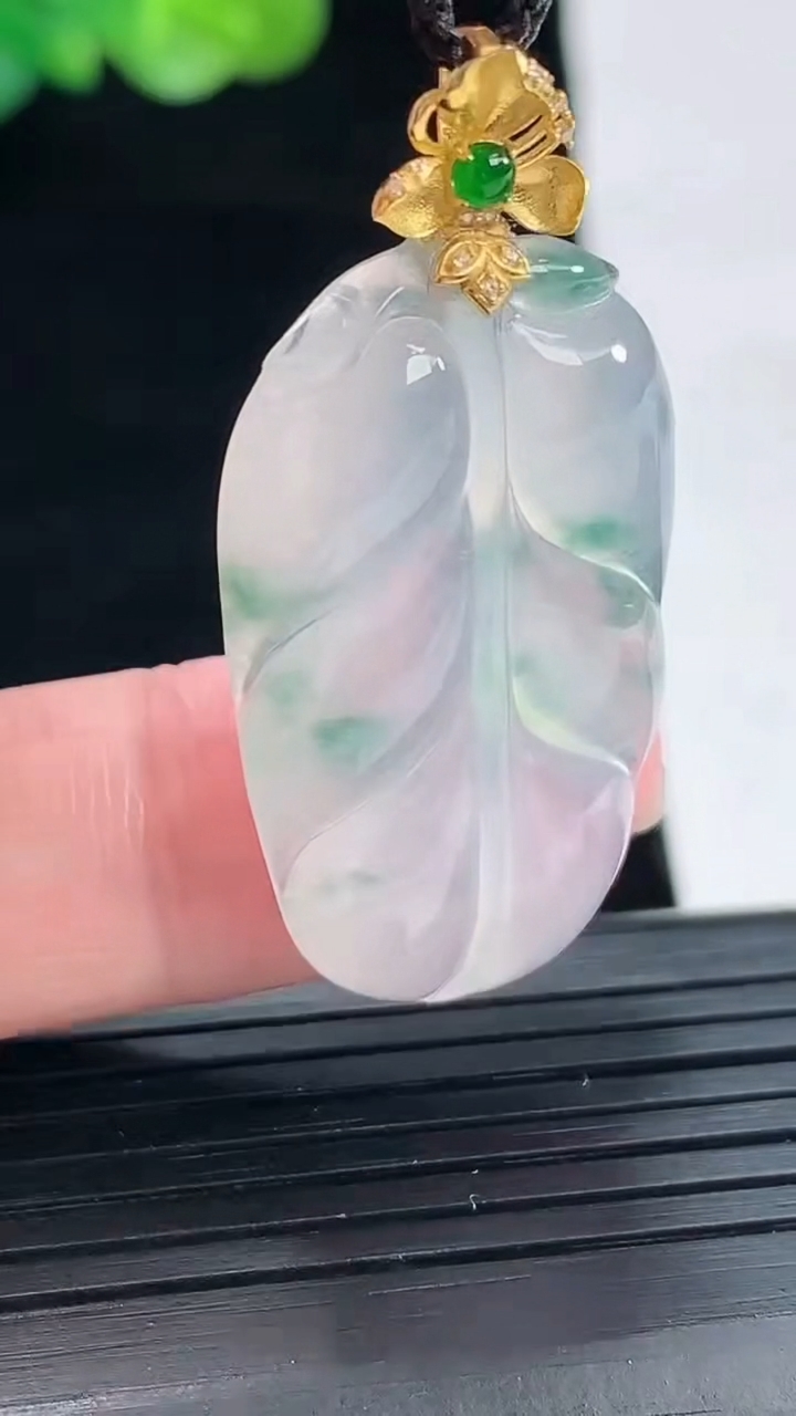 天然A货翡翠种飘花金枝玉叶吊坠，尺寸32.6-19.6-5重量:6.73g
4月28日