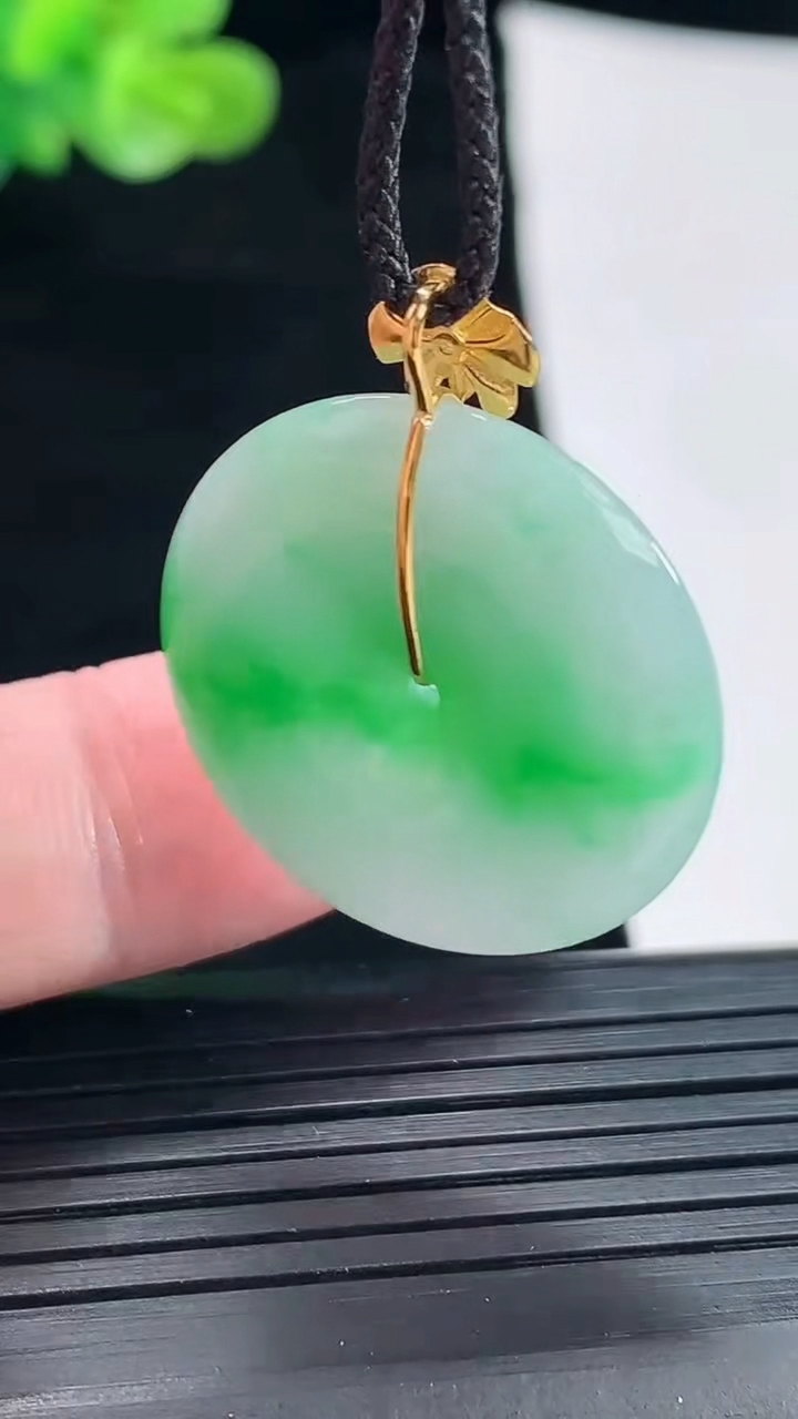 天然A货翡翠平安扣吊坠，尺寸26-5.6重量:8.31g
4月28日