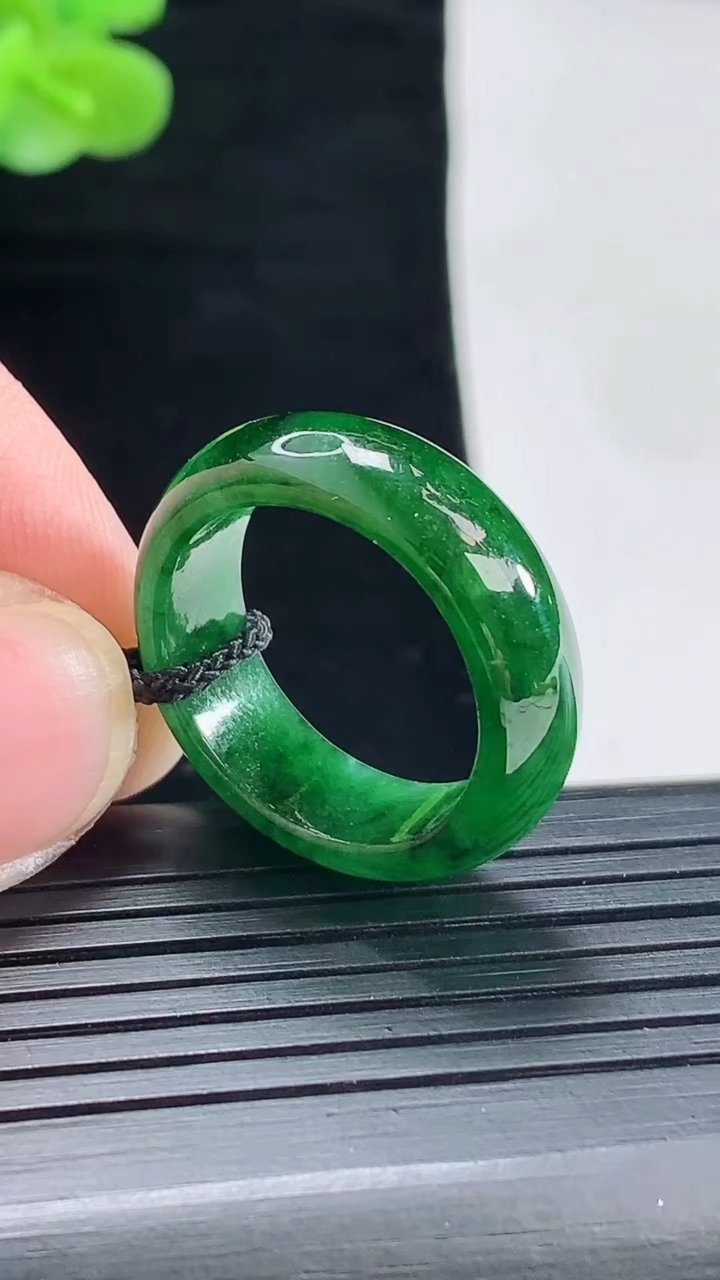天然A货翡翠玉指环 戒指，尺寸19-7.2-3.5重量:4.61g2026年4月29日
工厂直销收藏